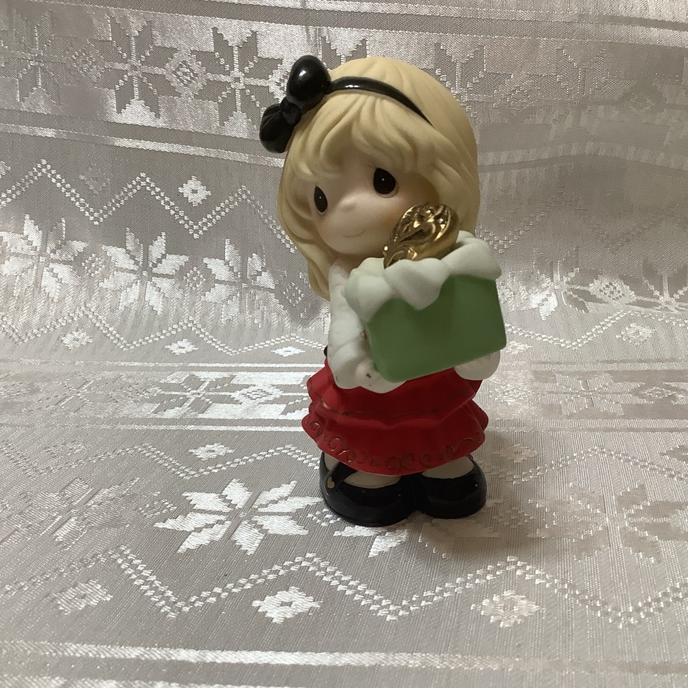 Precious Moments Figurine #171001 Share The Gift Of Love 2016 Porcelain - Picture 3 of 11